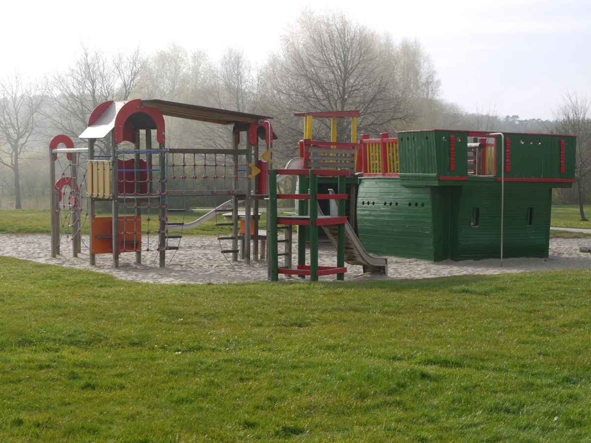 Ein Spielplatz mit einem Schiff in der Mitte