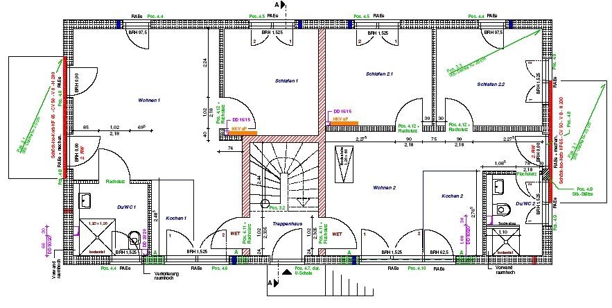 Ein Grundriss eines Hauses mit Treppenhaus und Balkon.
