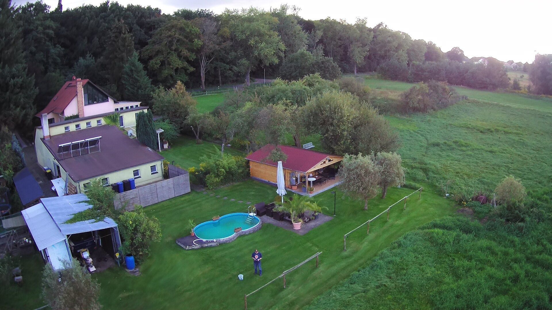 Eine Luftaufnahme eines Hauses mit einem Pool im Hinterhof