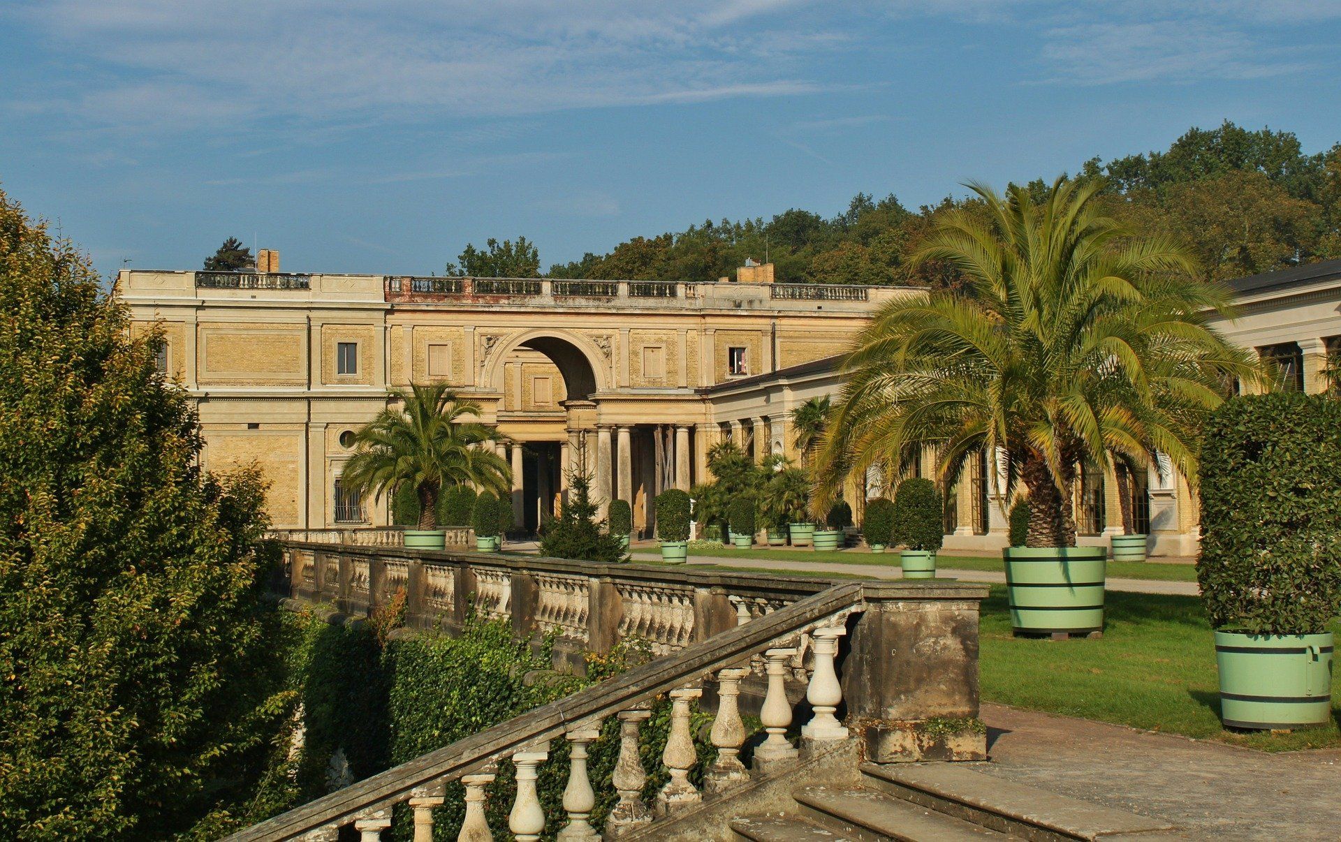 Ein großes Gebäude mit Palmen davor
