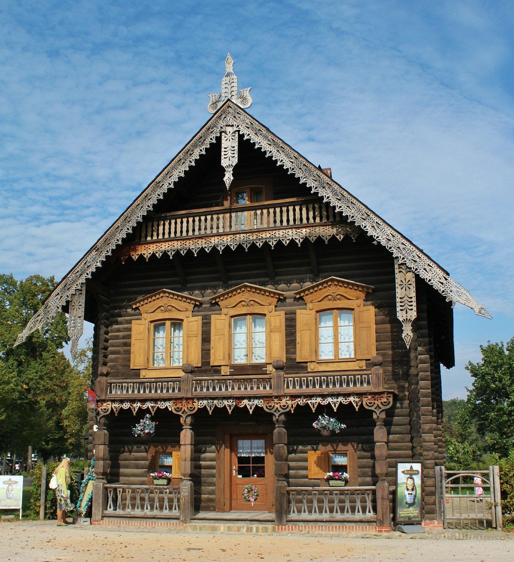 Ein großes Holzhaus mit Balkon und Fensterläden