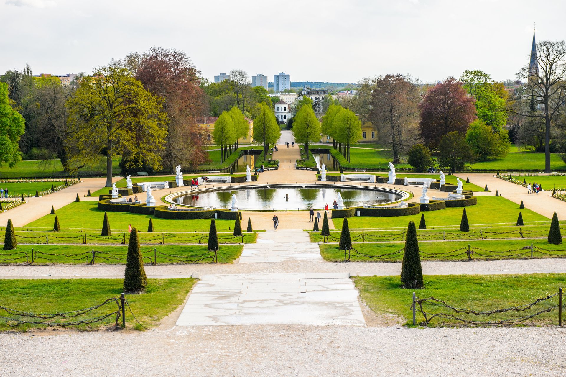 Ein großer Park mit einem Brunnen in der Mitte