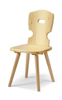 Sedia rustica in legno con foro a cuore sullo schienale