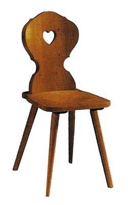 Sedia in legno scuro con apertura a cuore su schienale