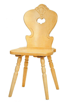 Seduta in legno chiaro con particolare su schienale