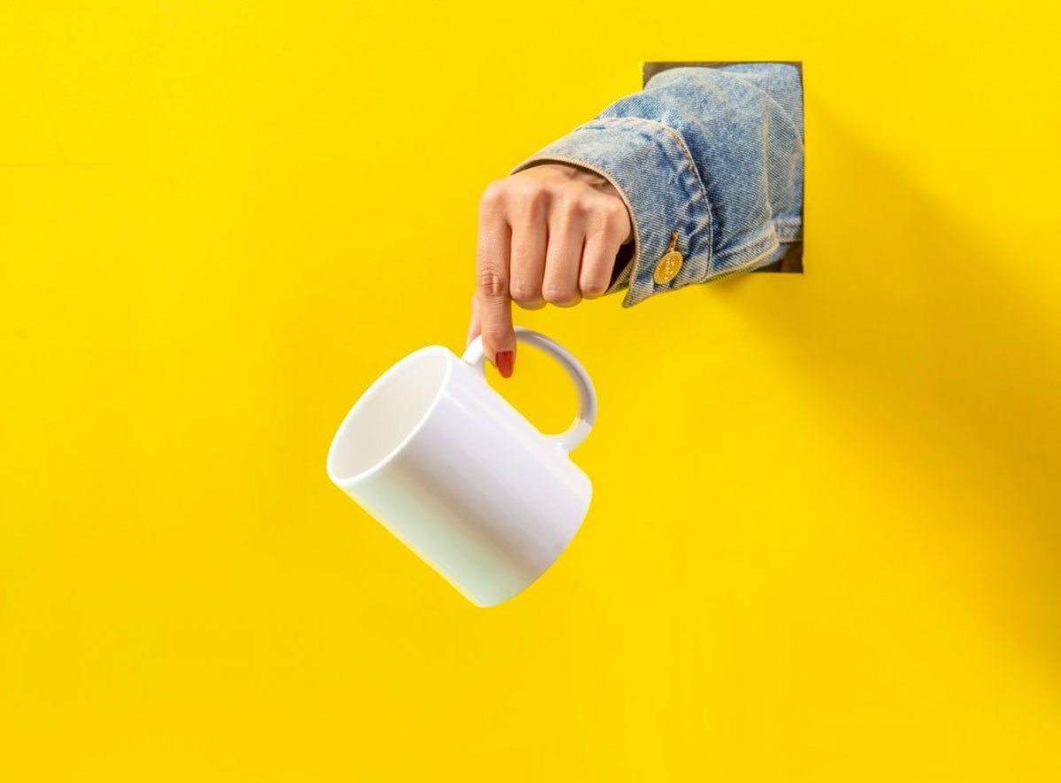 holding-coffe-mug