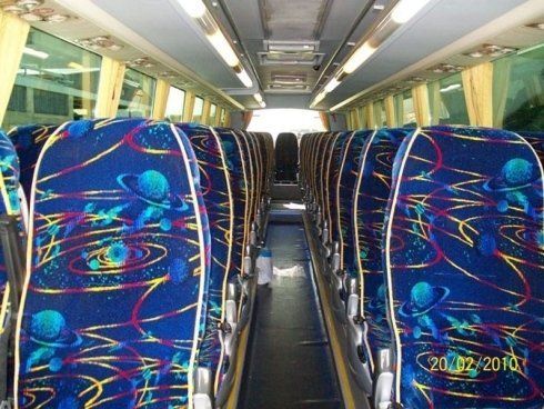 Corridoio e sedili di un pullman gran turismo