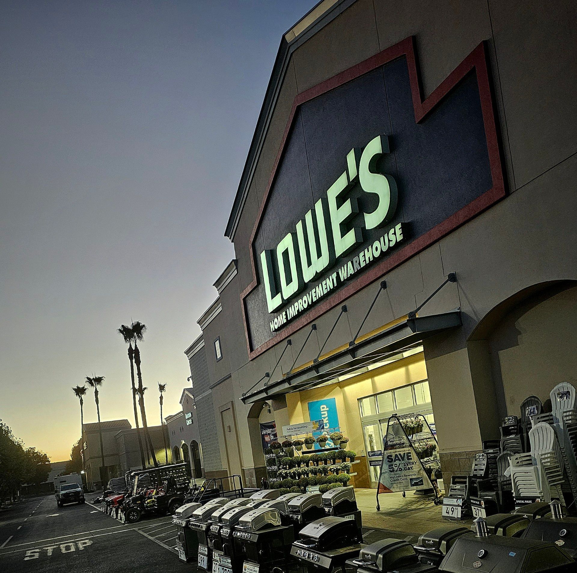 A lowe 's store with a lot of cars parked in front of it