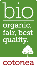 Grünes rechteckiges Logo mit „Bio“ über „Bio, fair, beste Qualität“. Baumwollpflanzensymbol und roter Text „Cotonea“.