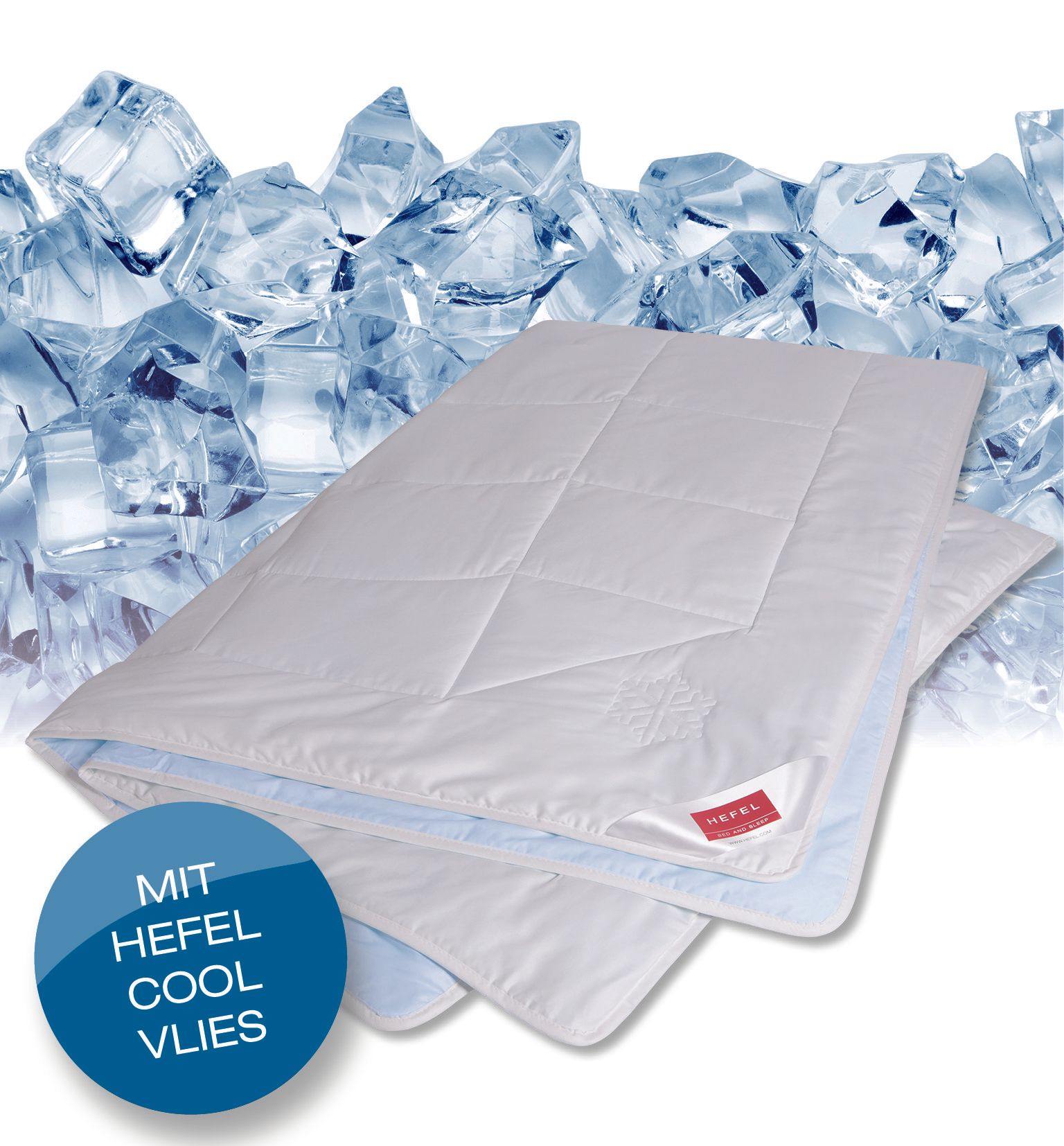 Weiße und hellblaue Kühldecke mit Eiswürfeln im Hintergrund. Mit Text „MIT HEFEL COOL VLIES“.
