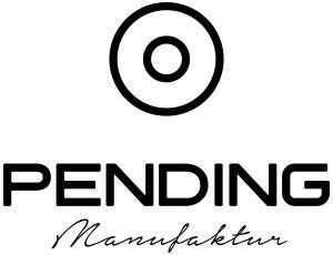 Logo für „PENDING Manufaktur“ mit einem stilisierten Kreissymbol über dem Text.