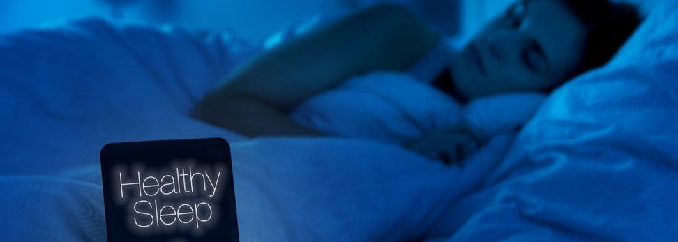 Frau schläft Bett mit Zeichen healthy sleep