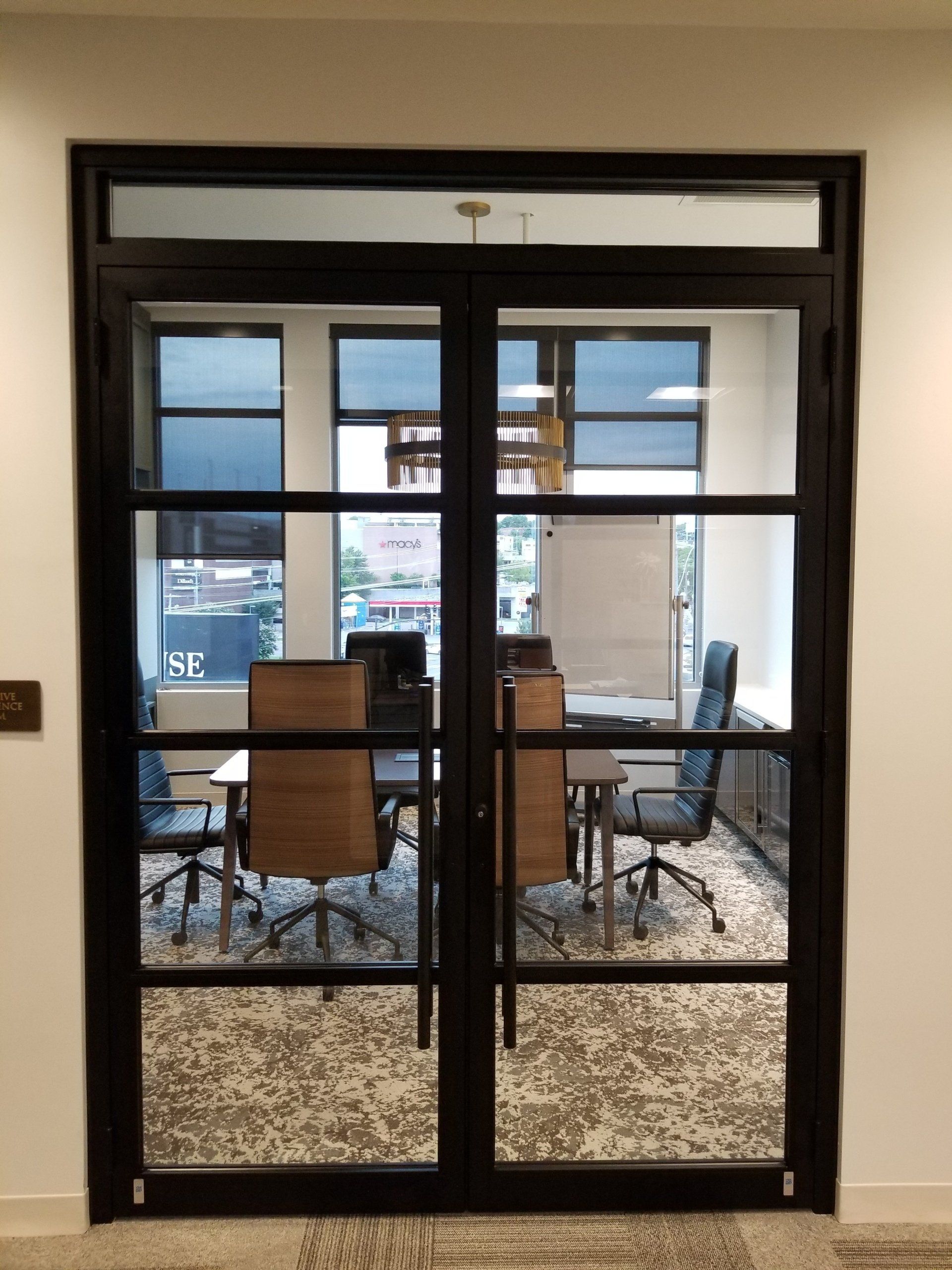 a conference room with a sign that says se on it