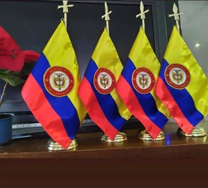 Una fila de banderas con la palabra Colombia en ellas.