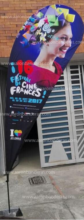 Una bandera en forma de lágrima con la imagen de una mujer.