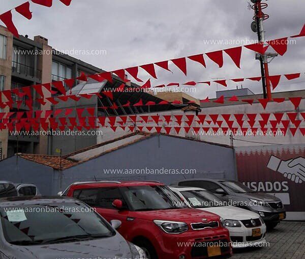 Una fila de autos están estacionados frente a un edificio que dice "usados"