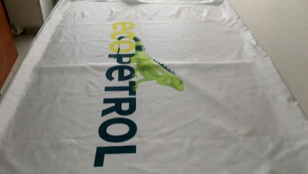 Un paño blanco con la palabra gasolina escrita en él.