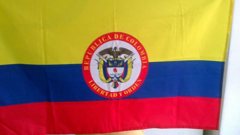 Una bandera amarilla, azul y roja con el logo de la República de Colombia.