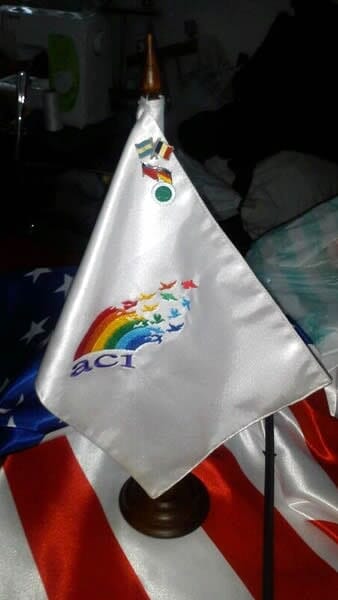 Una pequeña bandera blanca con la palabra aci en ella