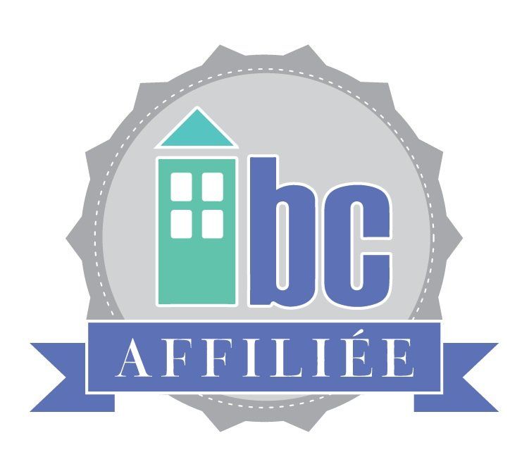 Logo : Bâtiment vert avec fenêtres blanches, « bc » bleu, « AFFILIÉE » sur un ruban bleu dans un emblème gris.