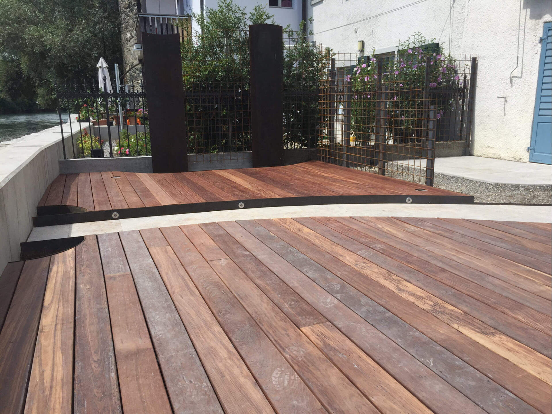 Gartenbau und Gartengestaltung Holzdeck LED Wegbeleuchtung