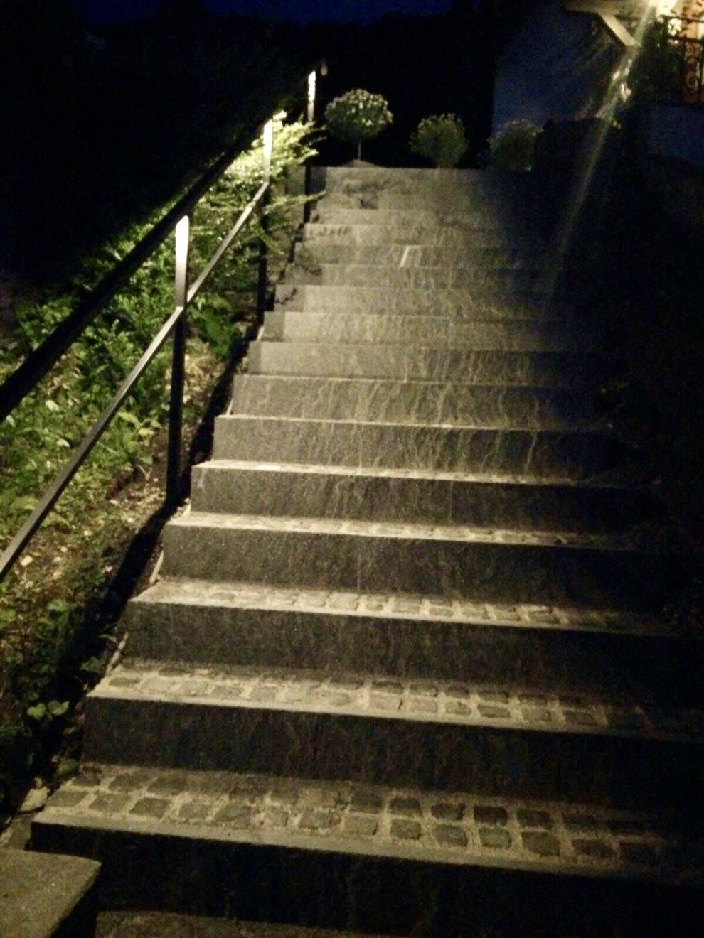 Gartenbau und Gartengestaltung Natursteintreppe LED Beleuchtung