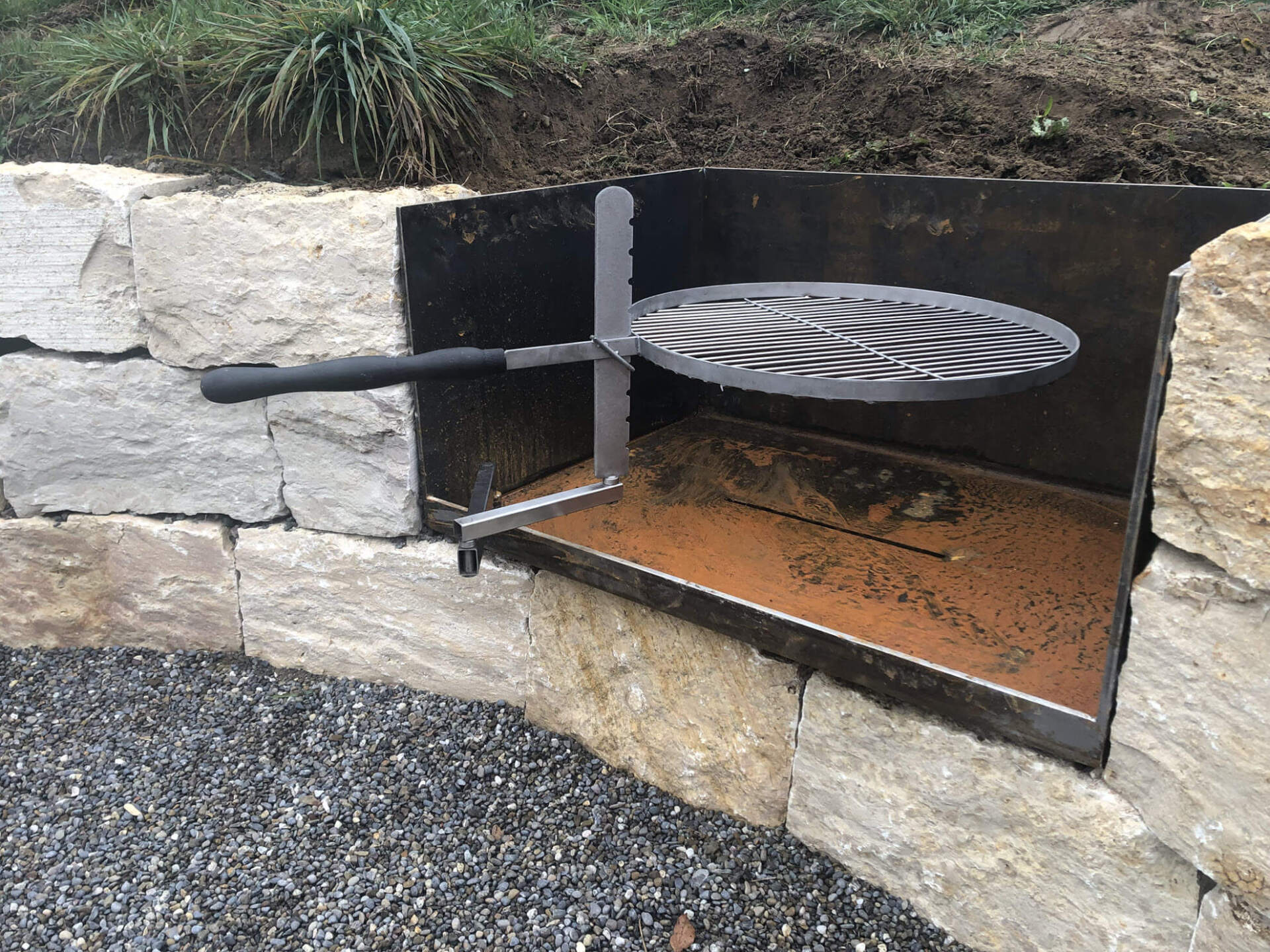 Gartenbau und Gartengestaltung Sitzplatz Feuerstelle Schwenkgrill