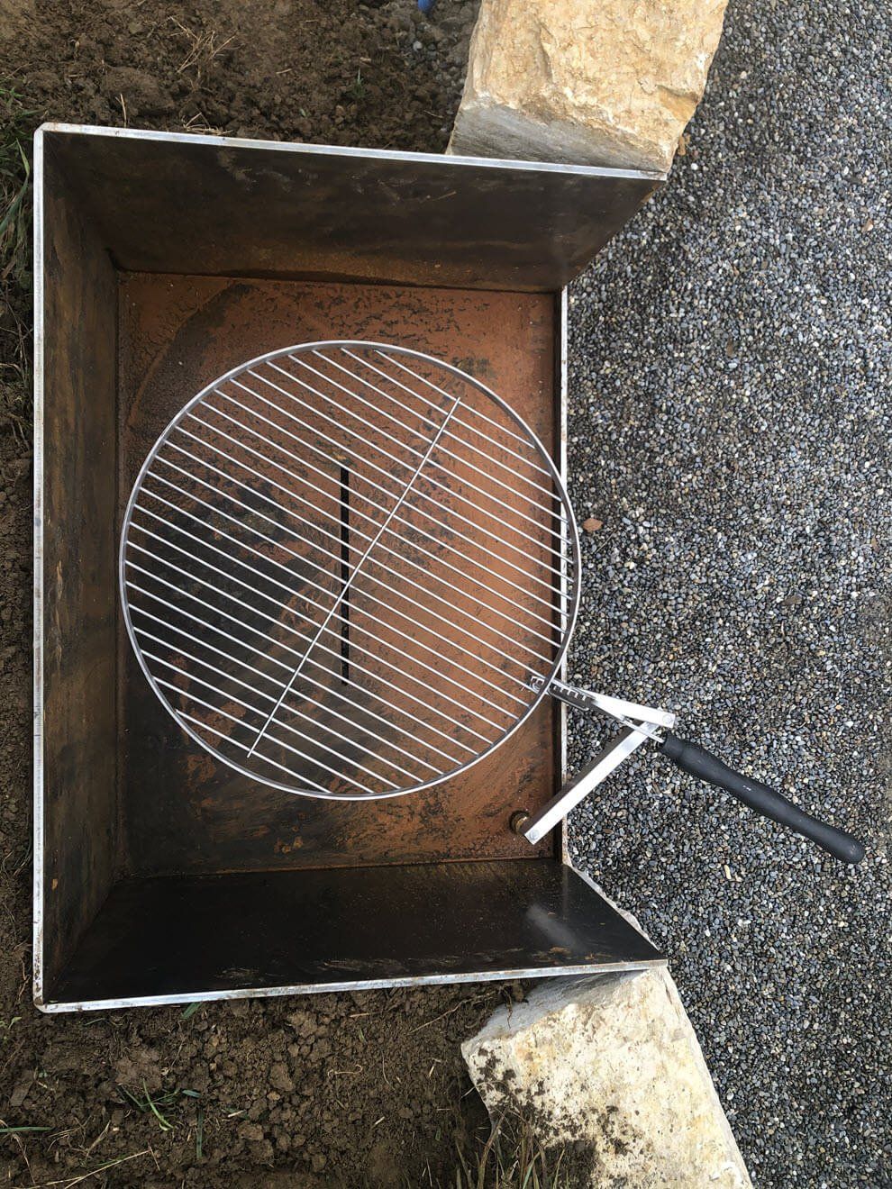 Gartenbau und Gartengestaltung Feuerstelle Schwenkgrill