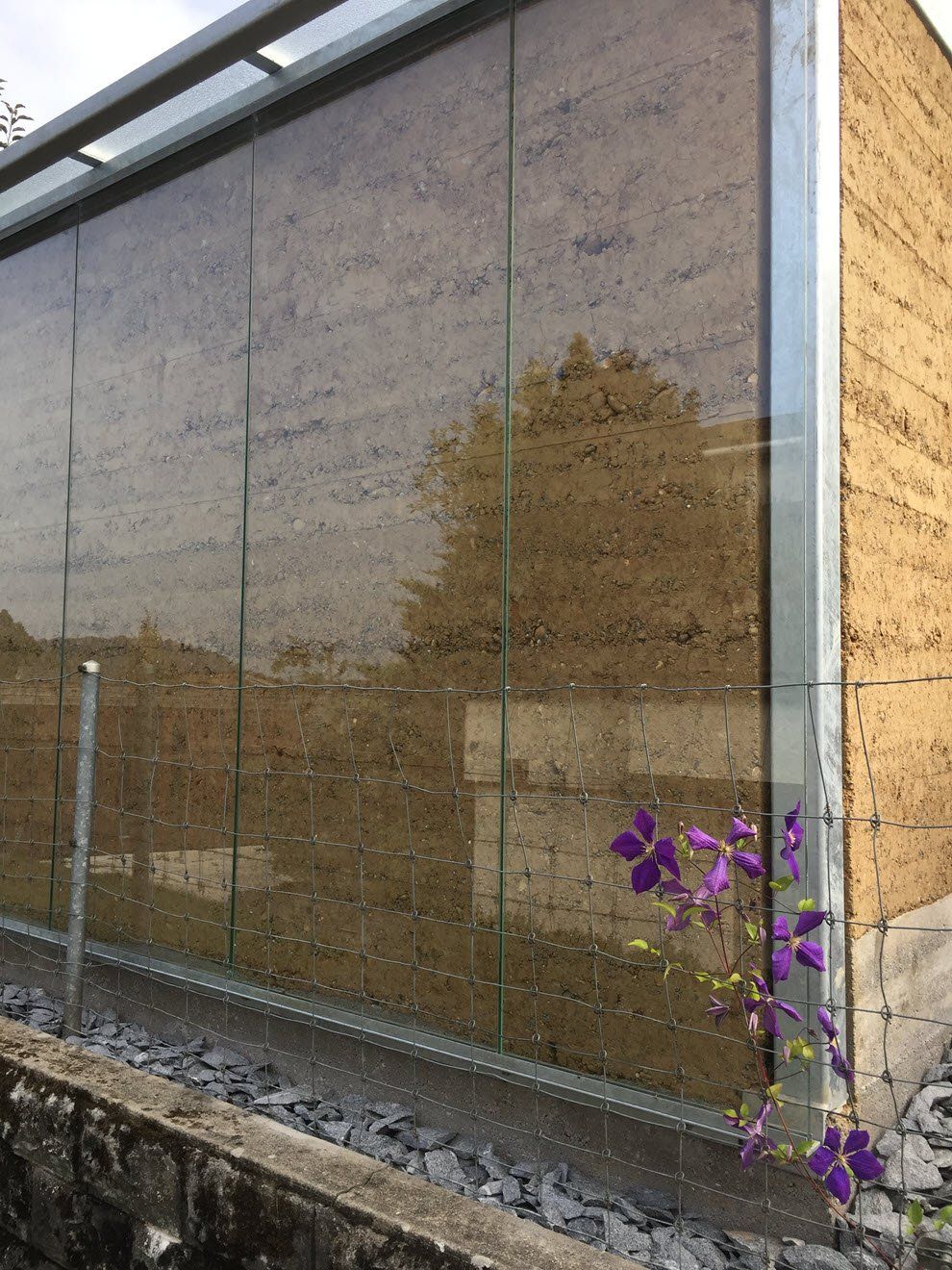 Gartenbau und Gartengestaltung Stampflehmpavillon