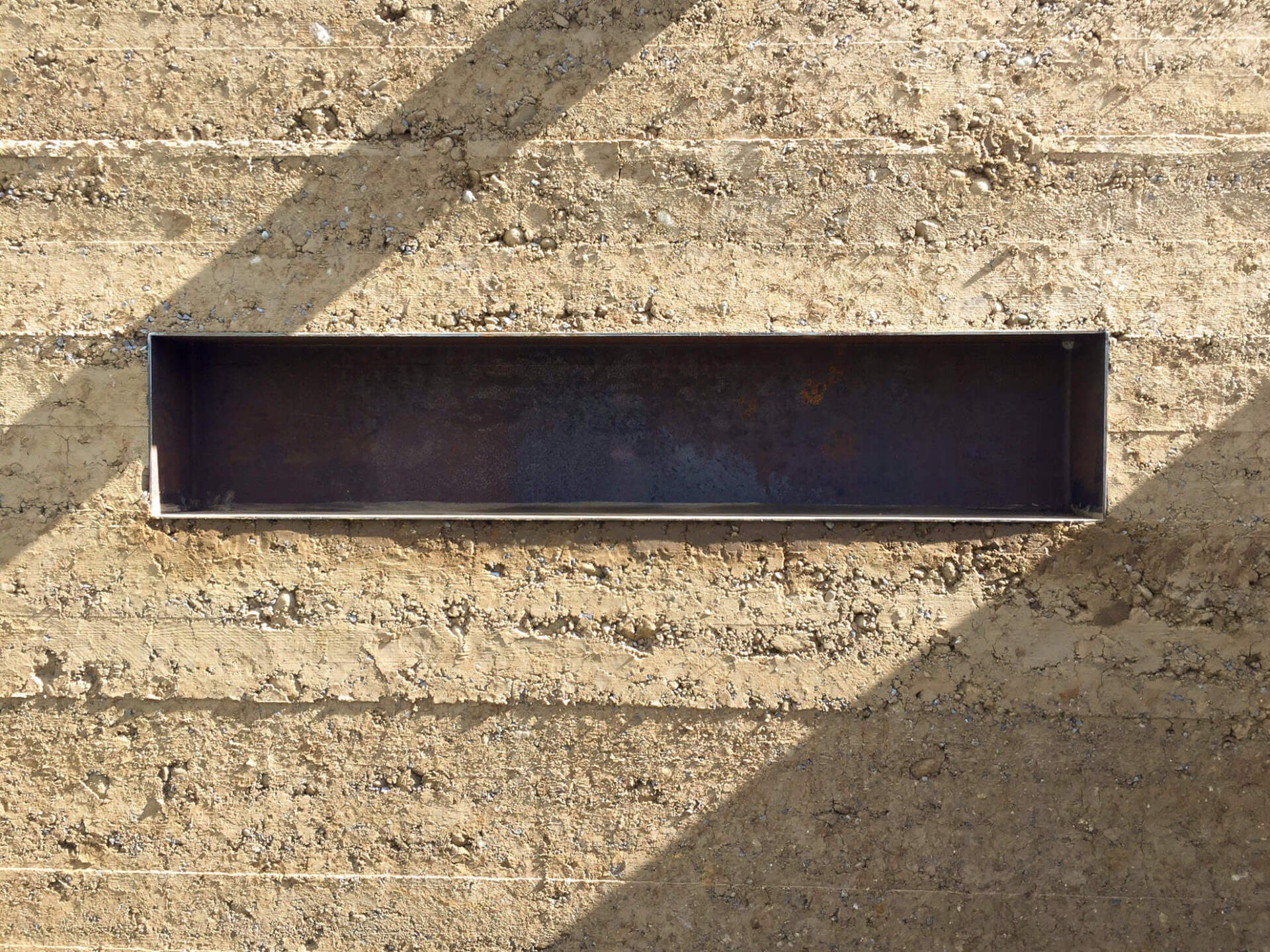 Gartenbau und Gartengestaltung Stampflehmpavillon