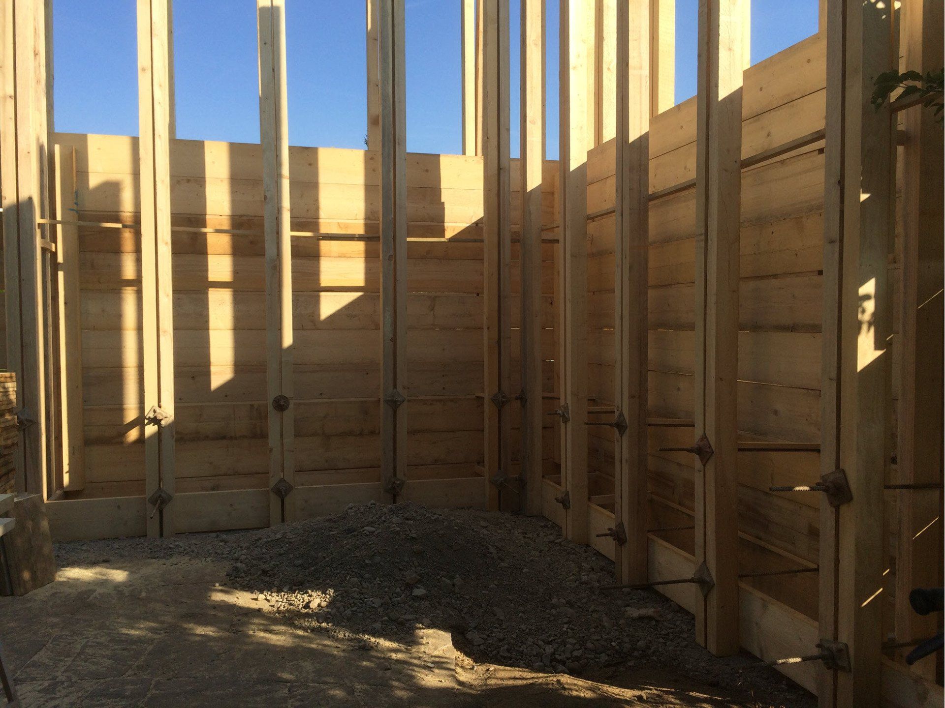 Gartenbau und Gartengestaltung Stampflehmpavillon