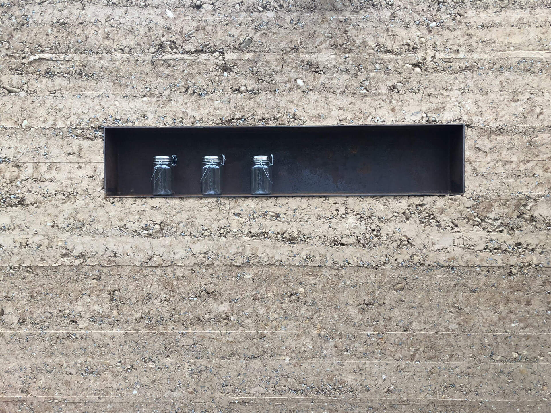 Gartenbau und Gartengestaltung Stampflehmpavillon