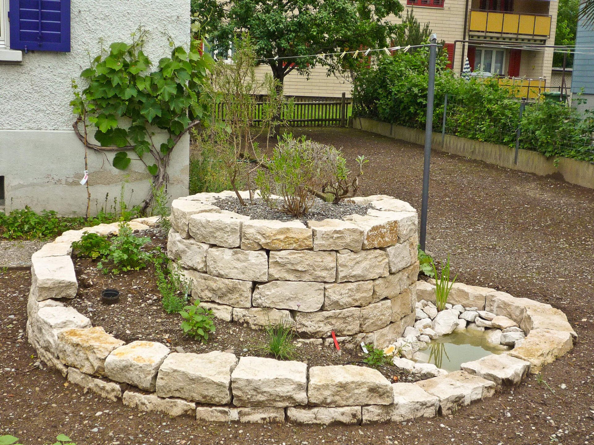 Gartenbau und Gartengestaltung Kräuterspirale Jurakalkstein