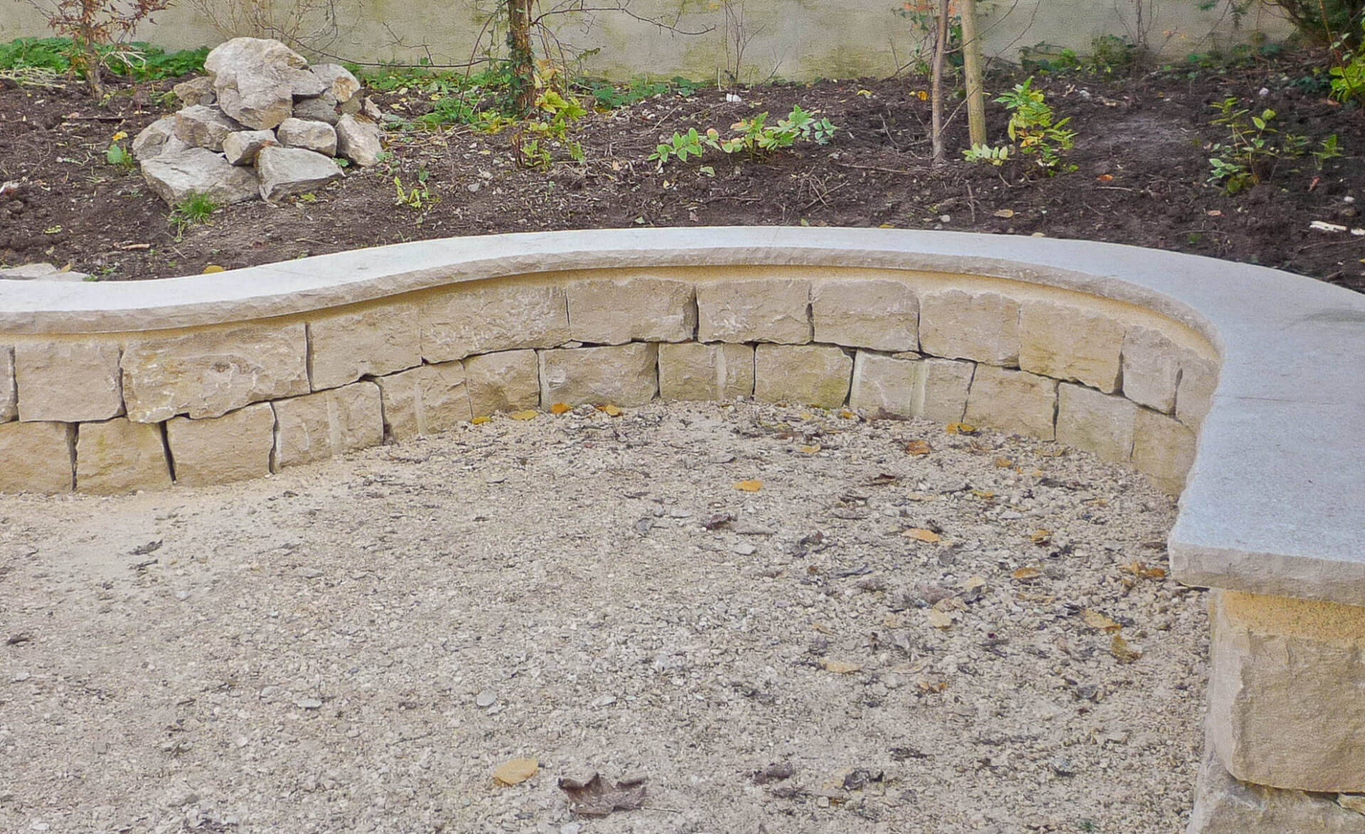 Gartenbau und Gartengestaltung Sitzmauer Jurakalkstein