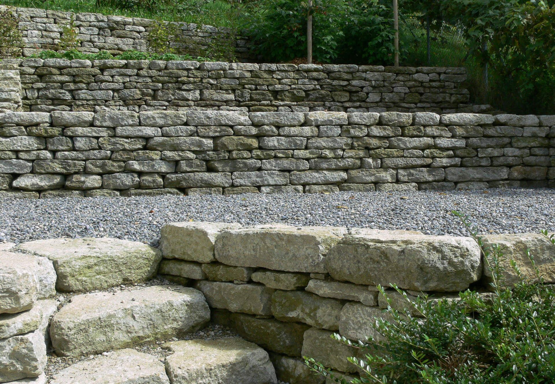 Gartenbau und Gartengestaltung Trockenmauer Muschelkalk