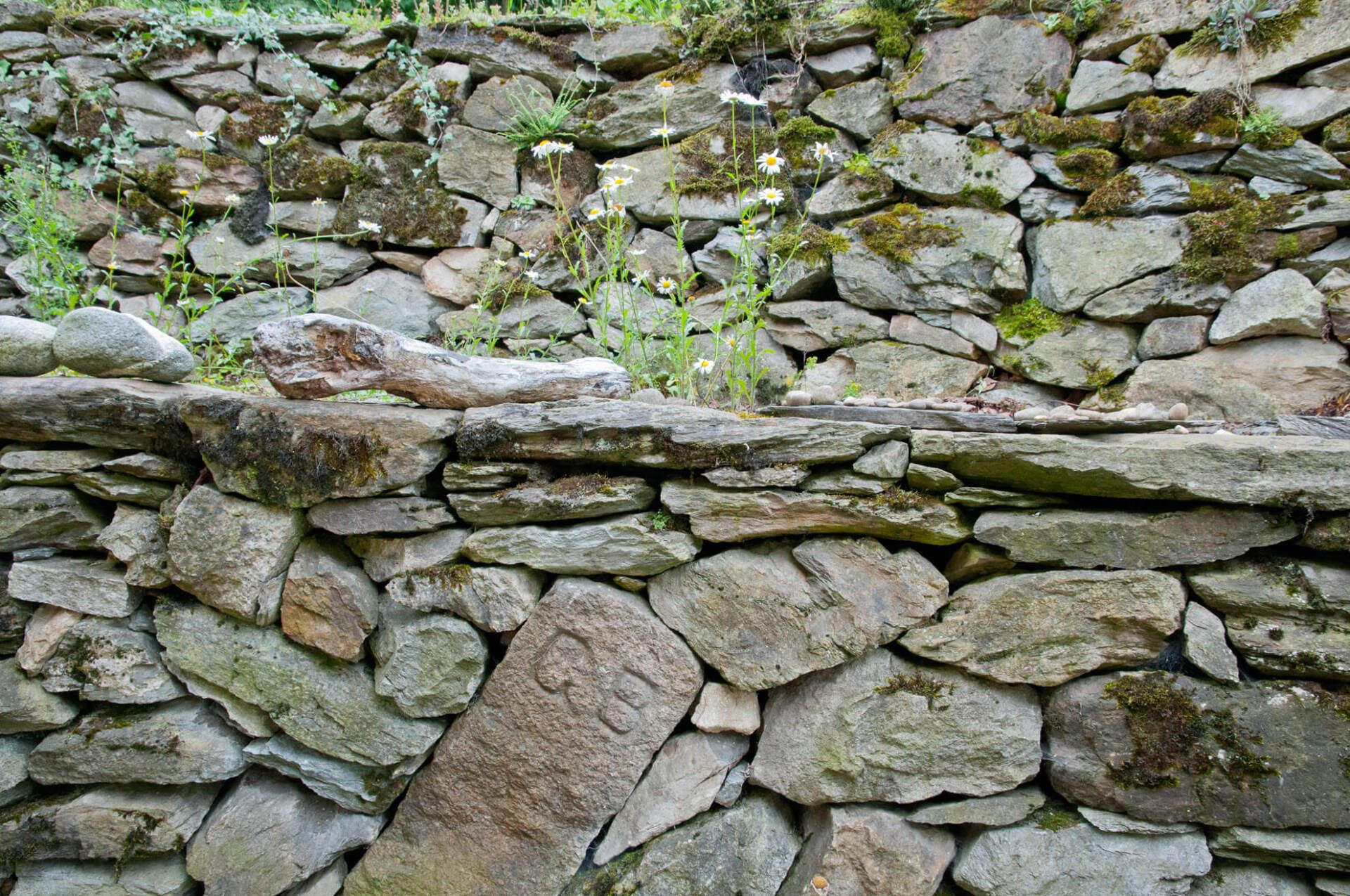 Gartenbau und Gartengestaltung Trockenmauer Gotthardbahnlinie