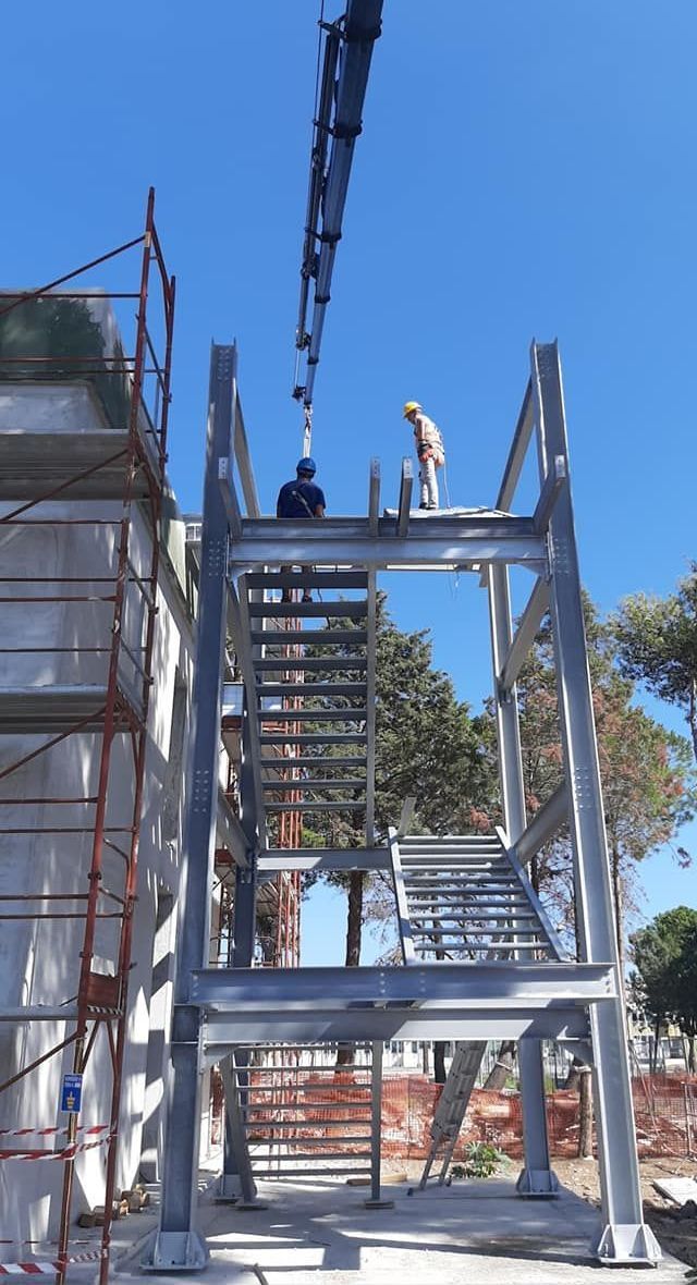 piattaforma aerea con operatore 3