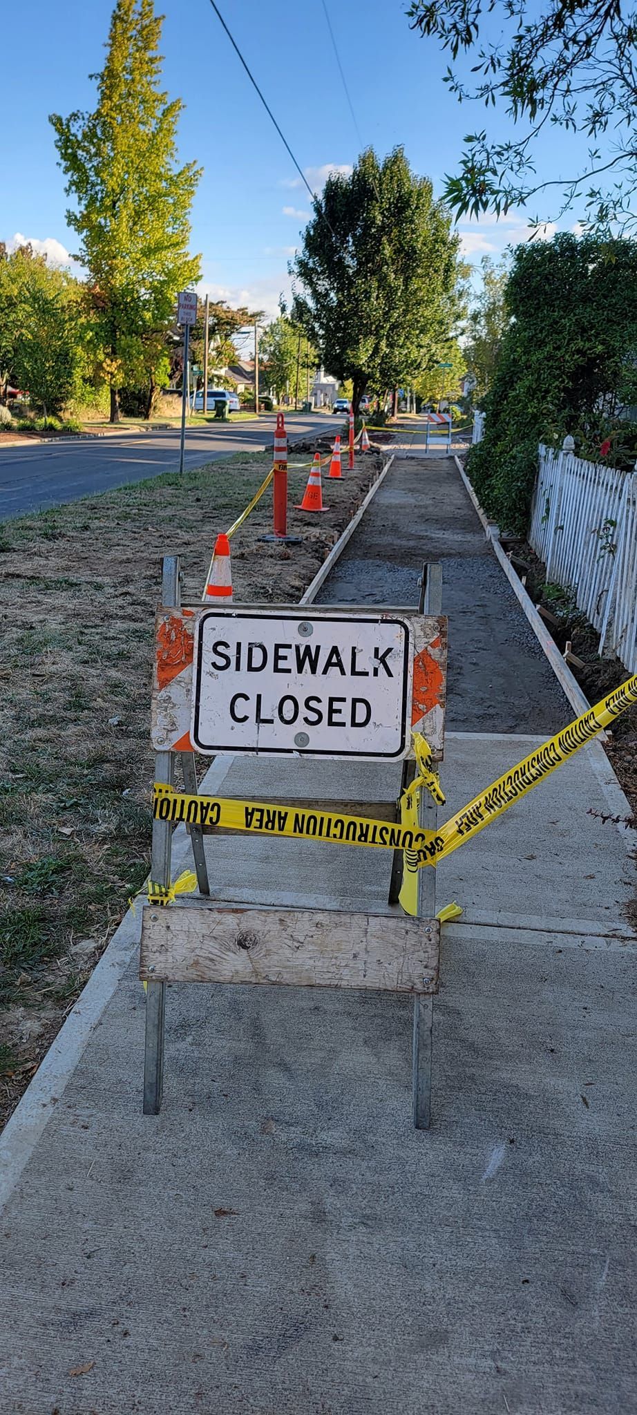 A sidewalk with a sign on it that says `` sidewalk closed ''.