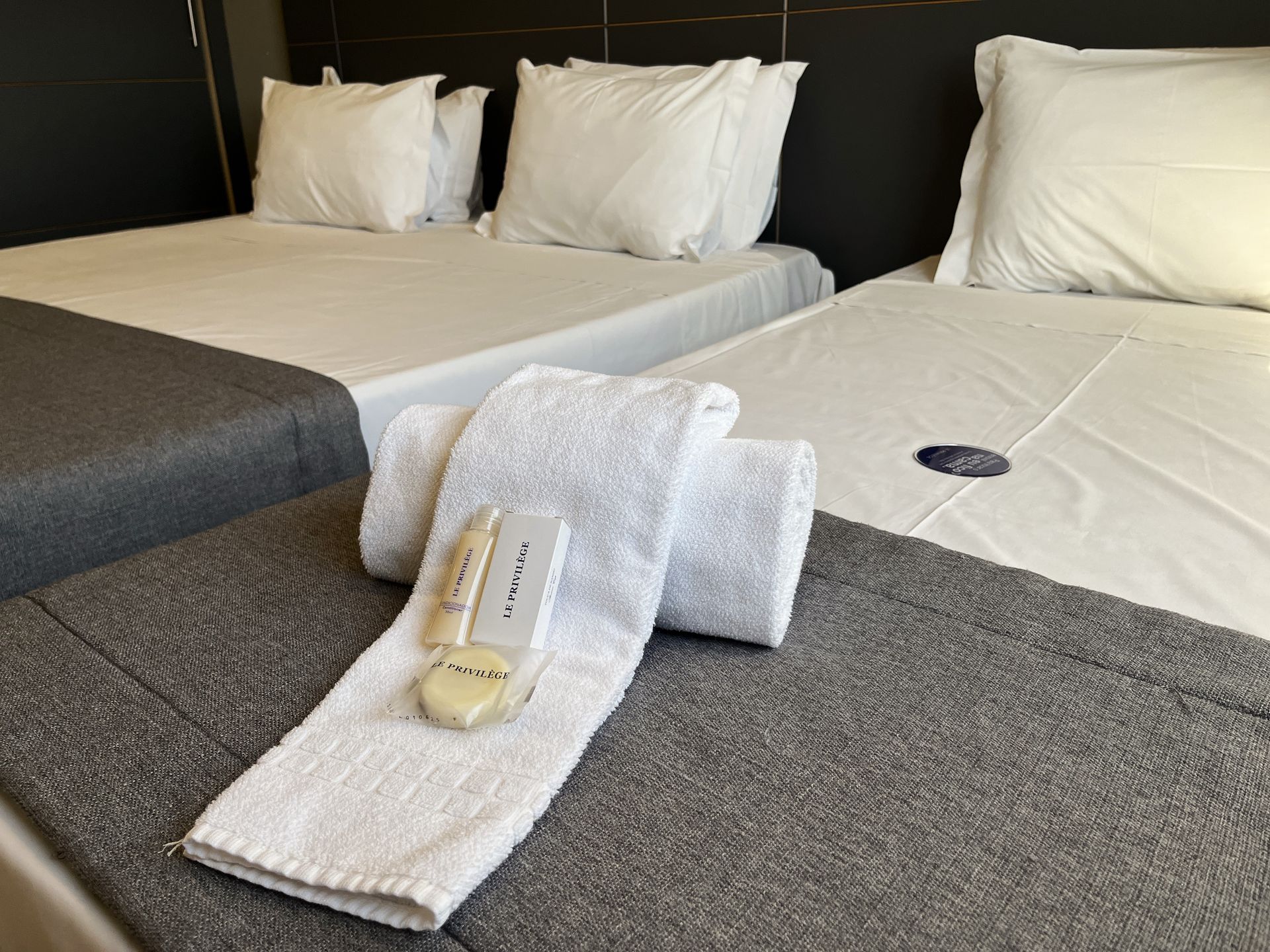 Amenidades de Hotel sobre cama.
