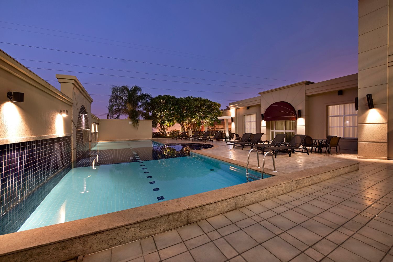 Uma grande piscina no quintal de um hotel