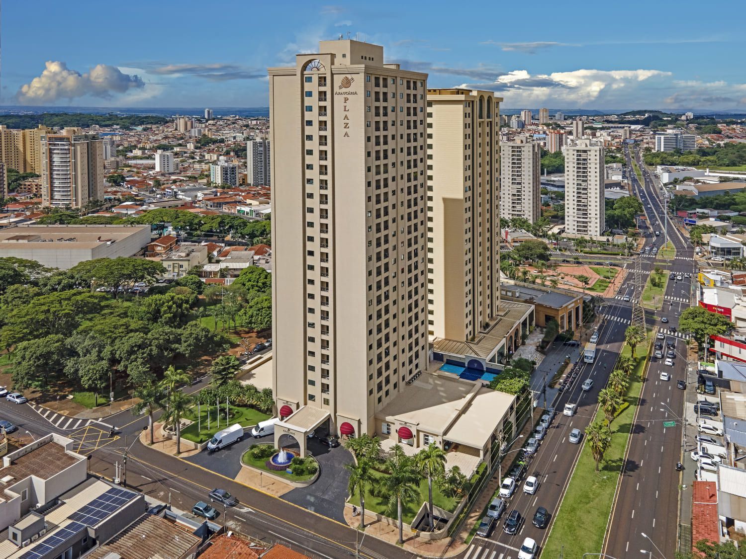 Uma vista aérea de um grande edifício no meio de uma cidade.