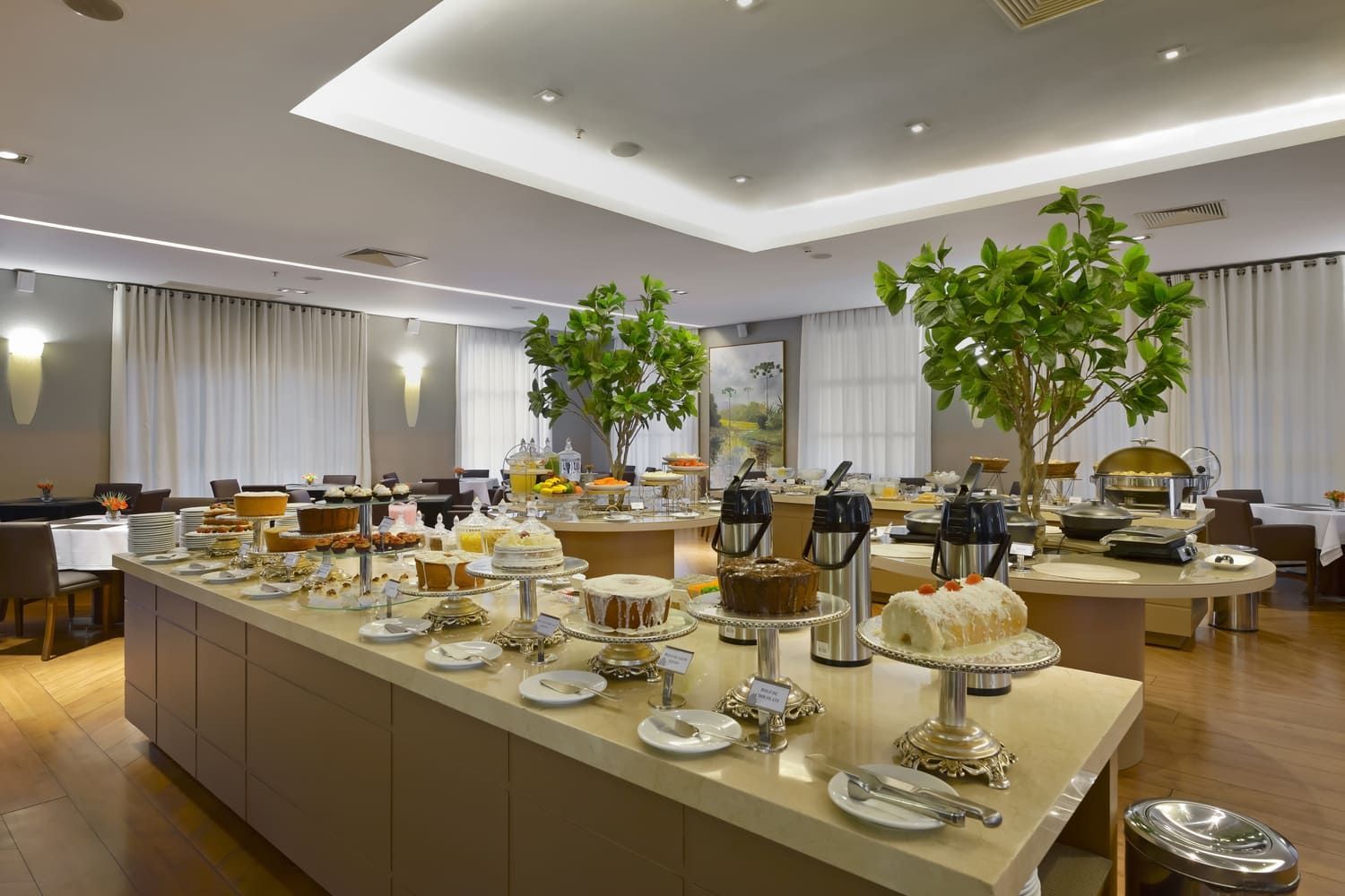 Há uma mesa de bufê com muita comida.