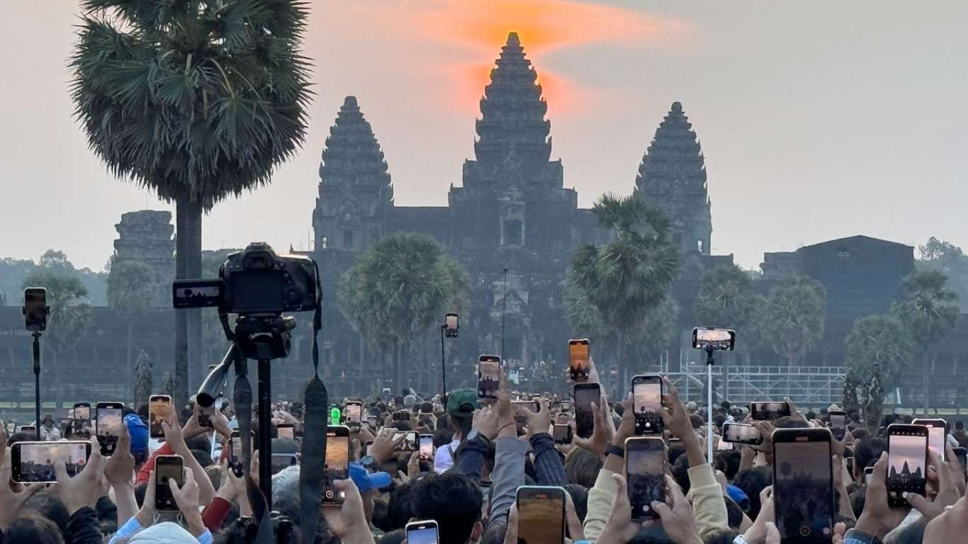 Exploring Southeast Asia by Motorbike-angor wat-cambodia