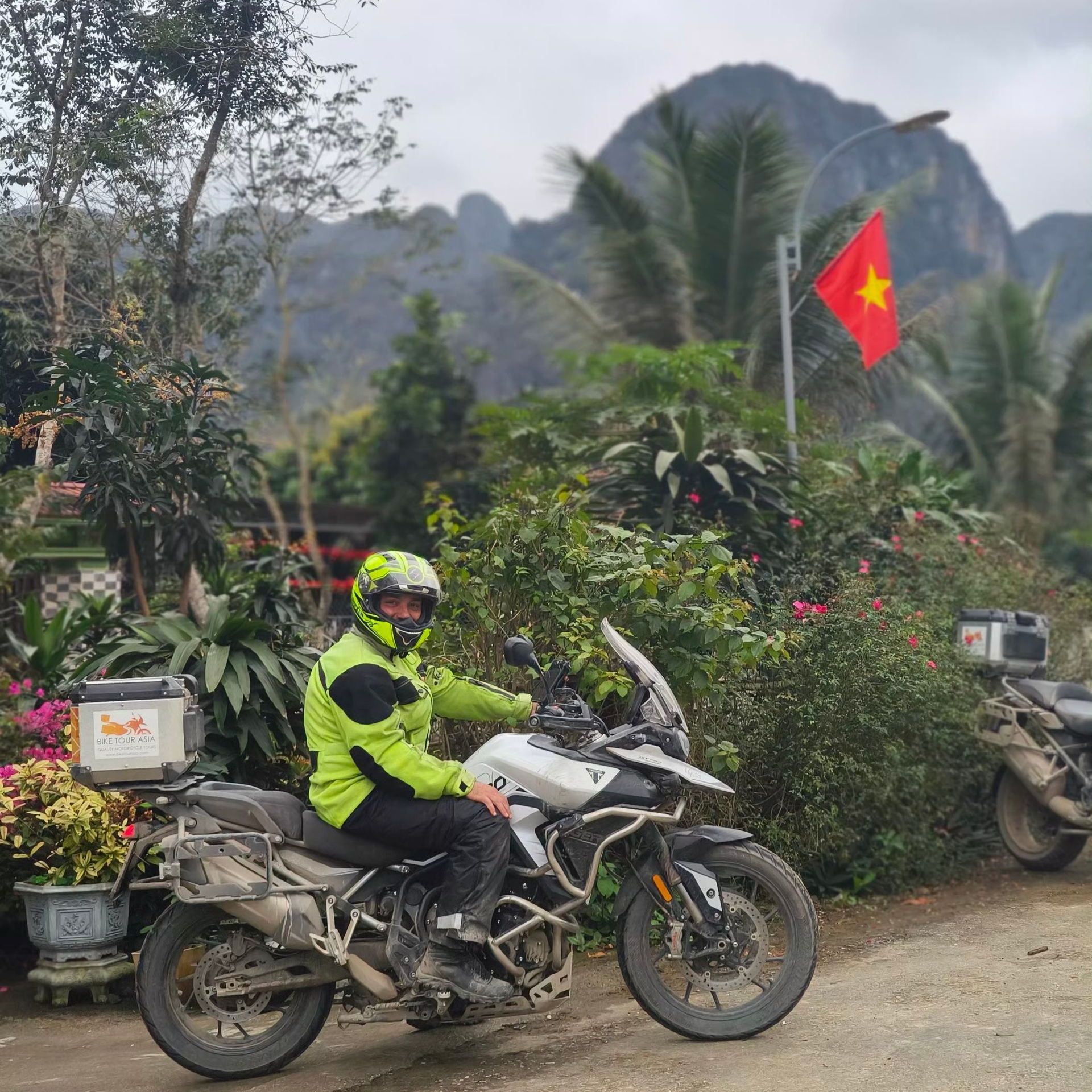 Bike Tour Asia bike and Vietnam fla