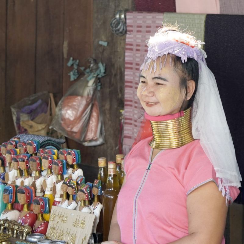 kayan-long-neck-woman-local-market-northern-thailand