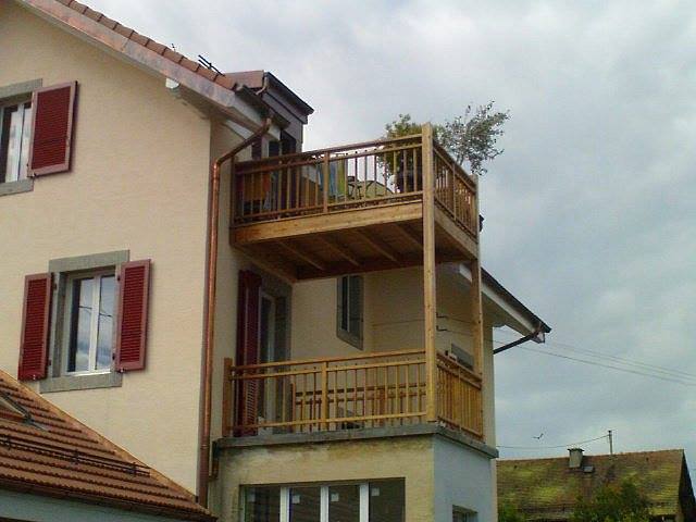 balcons de bois sur maison