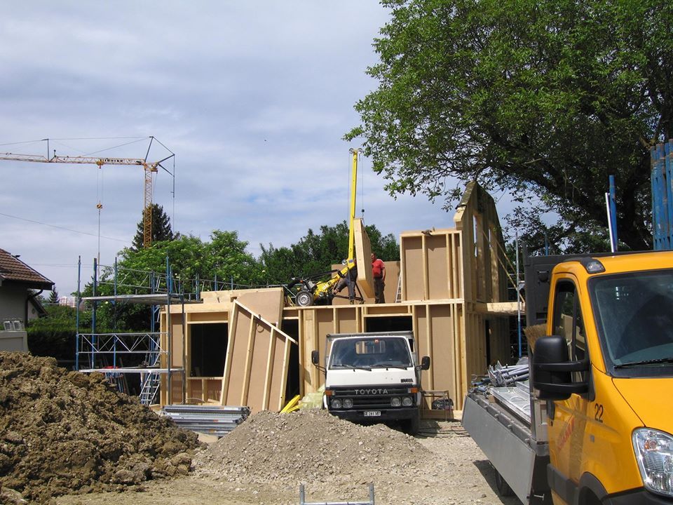 chantier d'ossature en bois et maison en construction