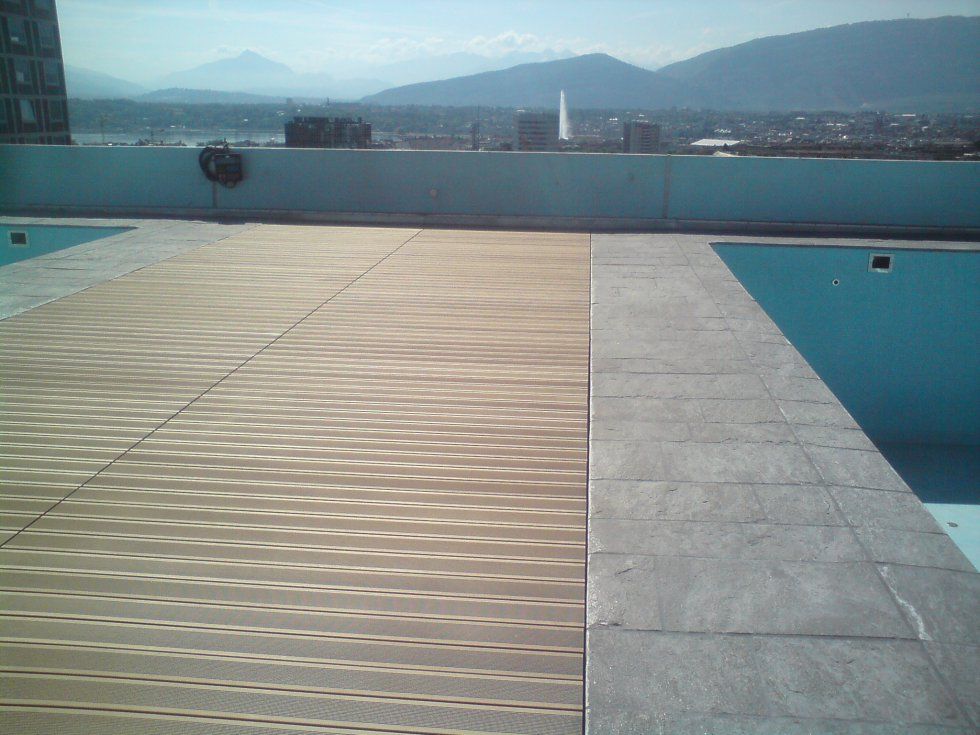 terrasse avec piscine sur un toit d'immeuble