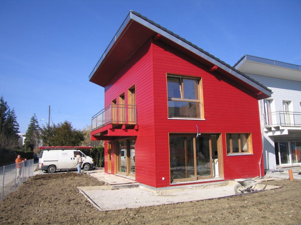 maison peinte en rouge