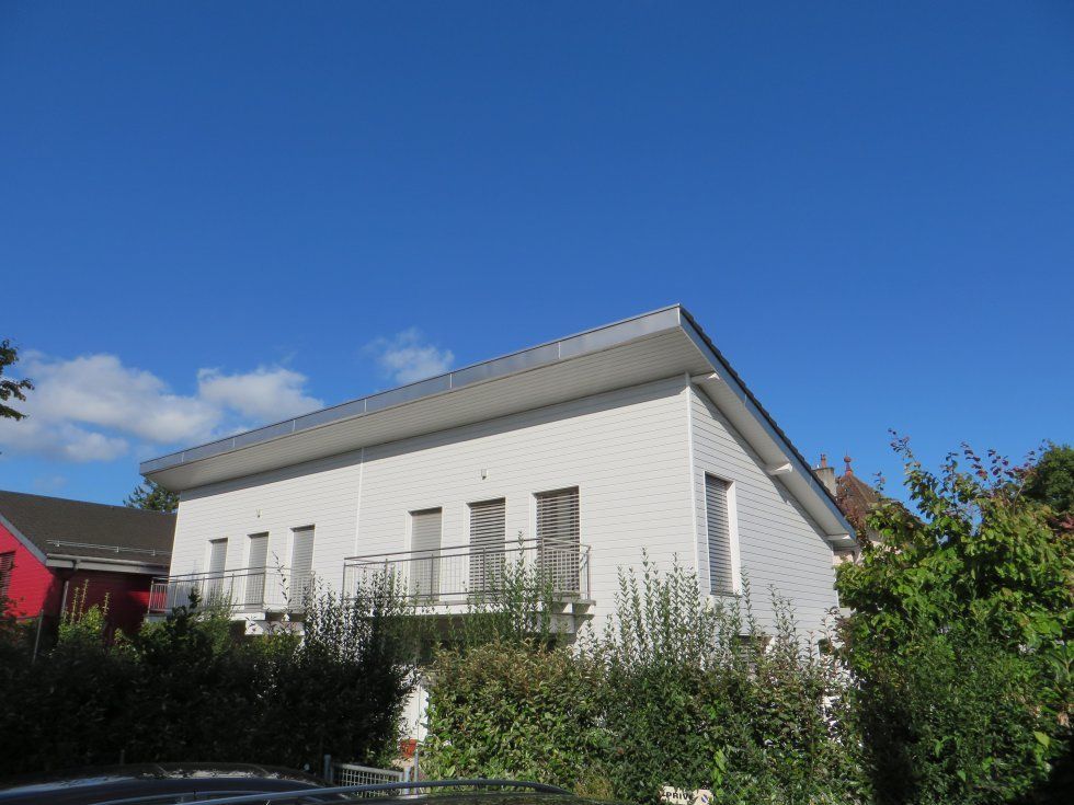 maison moderne blanche sur ciel bleu